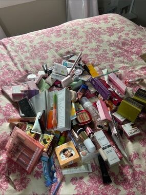 110+ items 12lbs Huge makeup bundle!! Accepting offers!